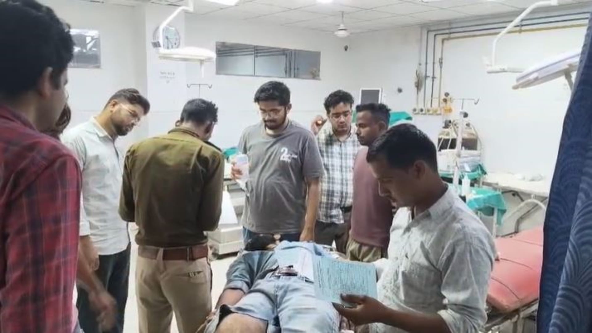 निजी बस और ट्रक की टक्कर में अस्पताल पहुंचे 13 घायल