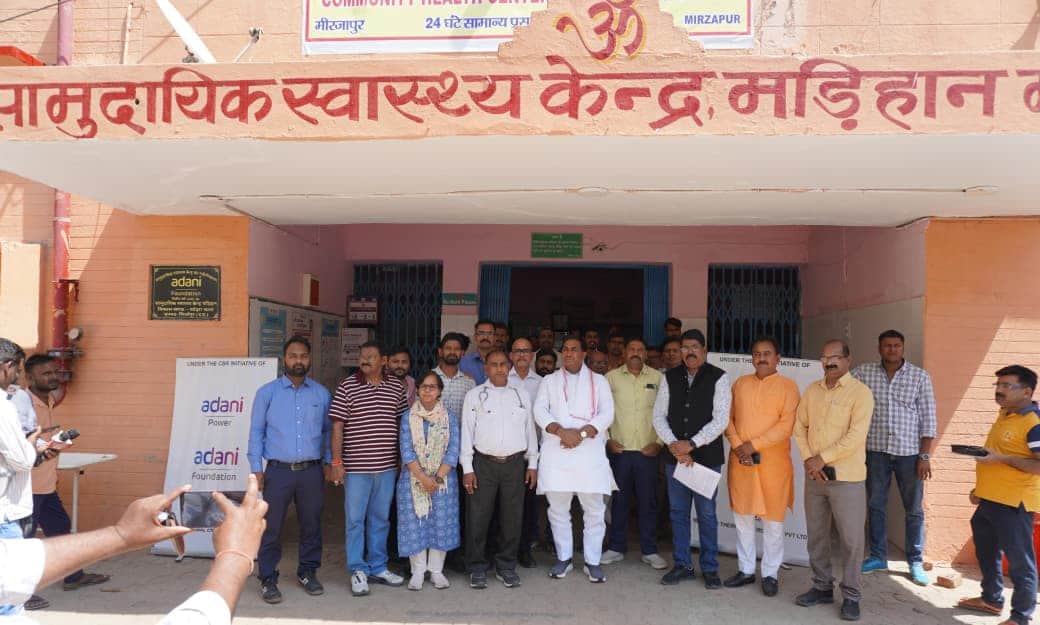 सीएचसी में माैजूद लोग।