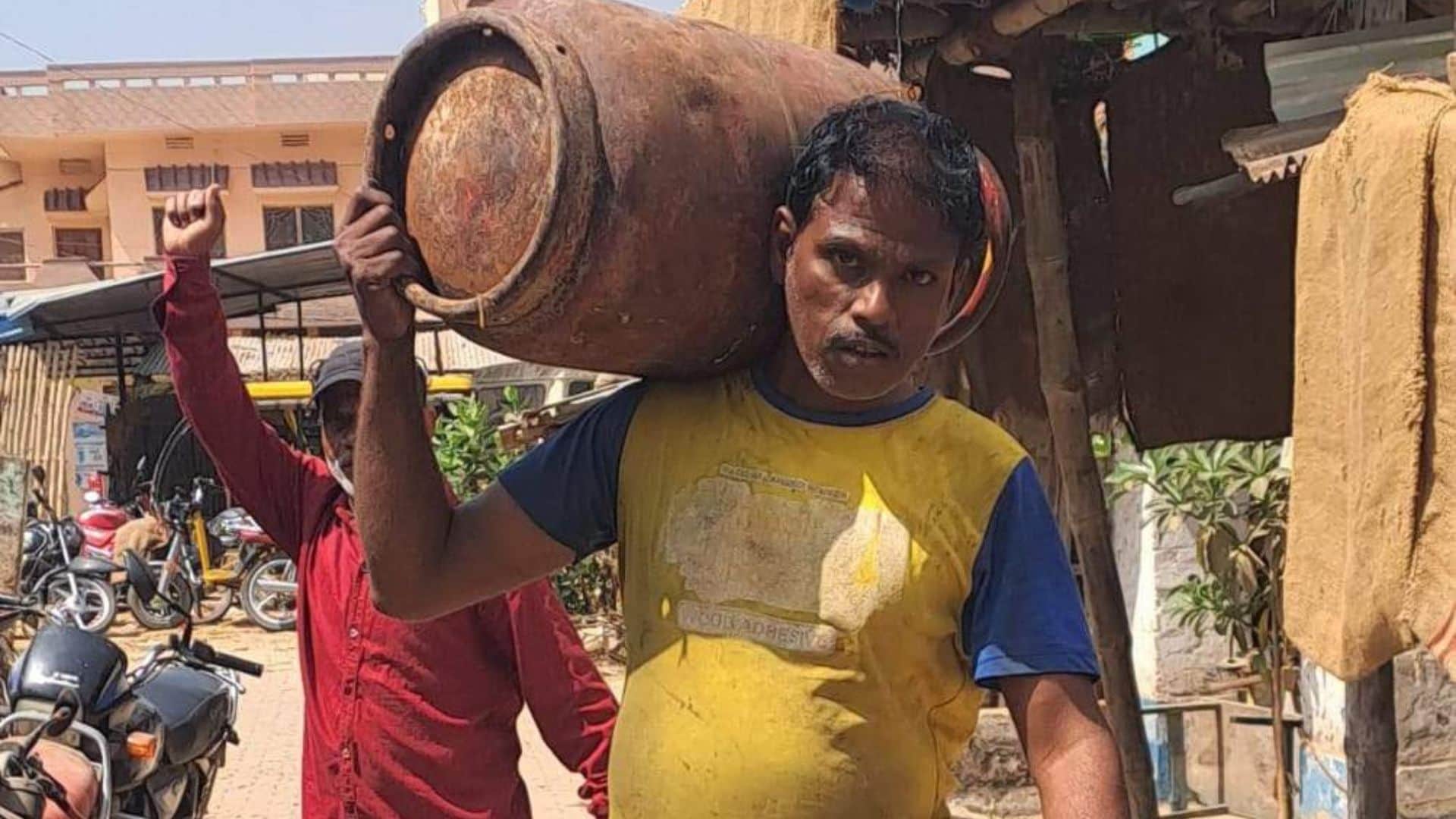 Huge queues at gas cylinder centers induction and coal sales surge in chandauli photos