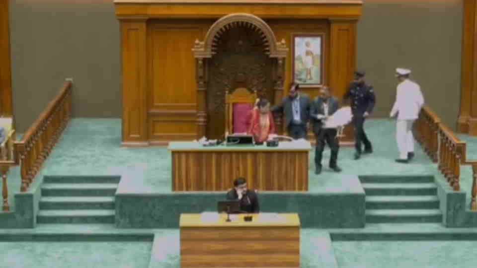 सत्र के दौरान हंगामा