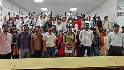Sonbhadra police recovered 151 lost mobile phones in one and half months and returned them to their owners