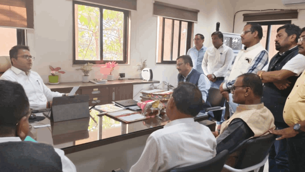 टीचर्स एसोसिएशन ने ज्ञापन सौंपा