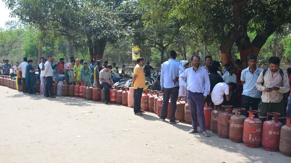 तस्वीर चंडीगढ़ की है, जहां गैस सिलेंडर भरवाने के लिए लोगों की लंबी लाइन लगी है।