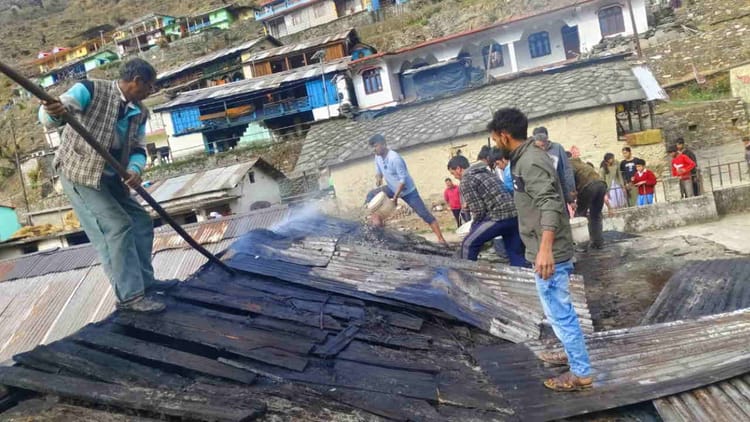 Uttarkashi News: आवासीय भवन में लगी आग, स्थानीय लोगों के मदद से कड़ी मशक्कत के बाद बुझाई गई
