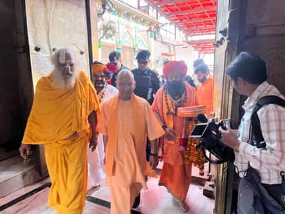 UP News: Chief Minister Yogi Adityanath in Ayodhya, reviews preparations for President's visit