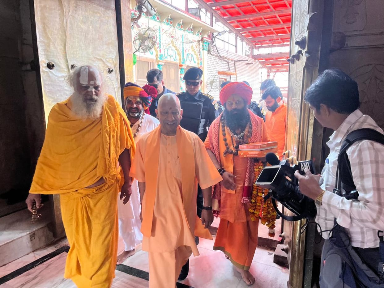 UP News: Chief Minister Yogi Adityanath in Ayodhya, reviews preparations for President's visit