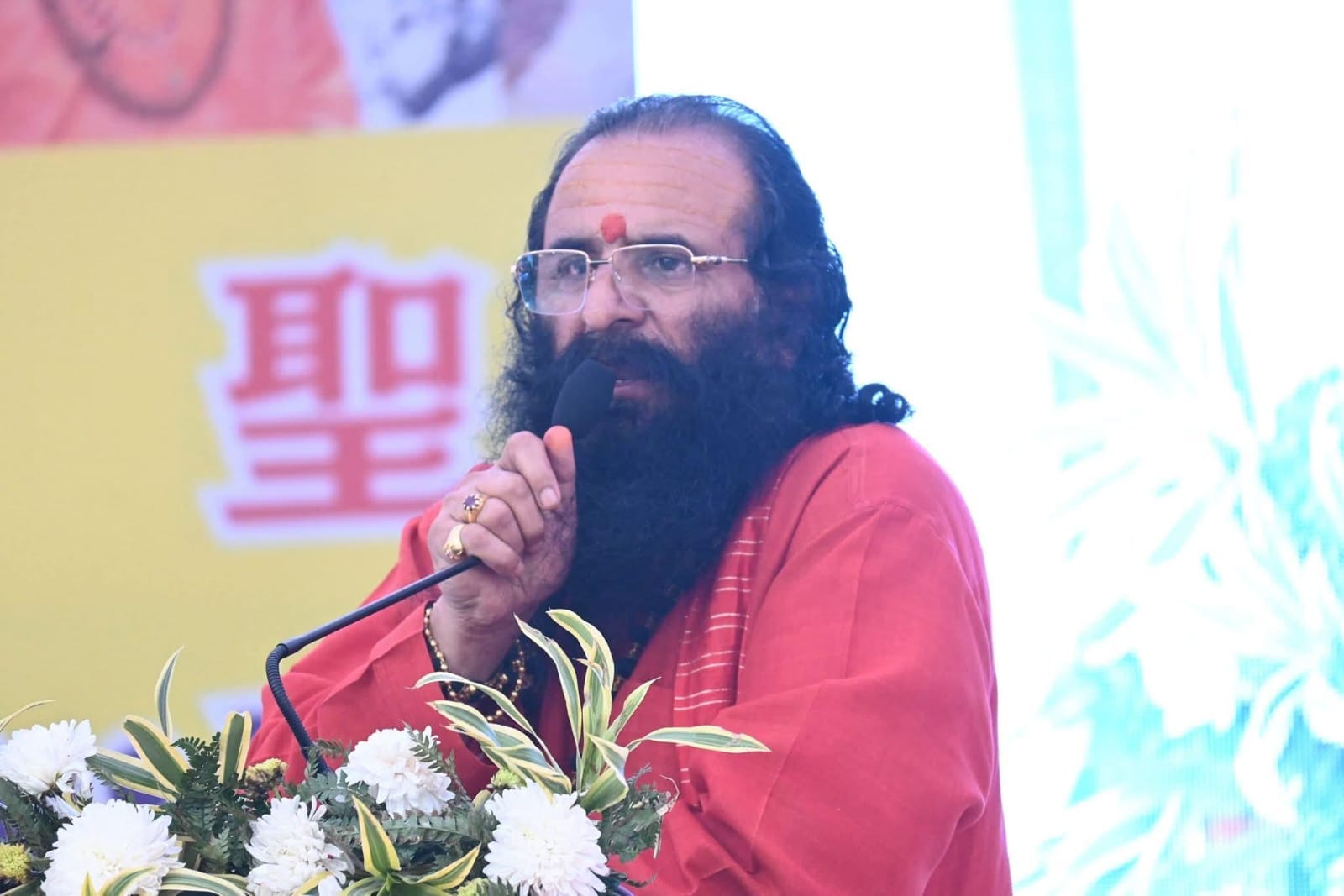 अखिल भारतीय अखाड़ा परिषद के अध्यक्ष महंत रवींद्र पुरी महाराज। फाइल फोटो