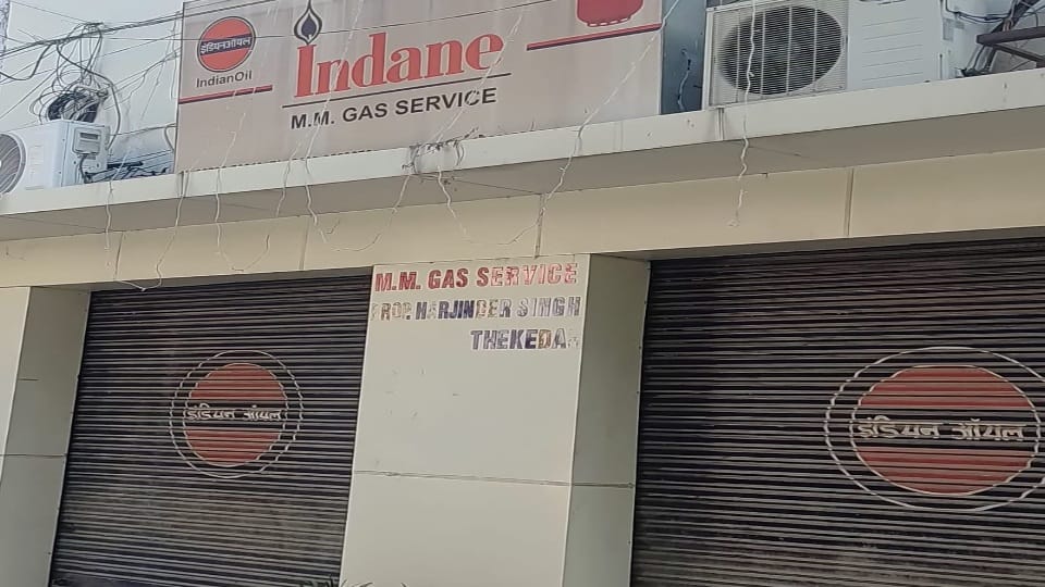 अमृतसर में गैस एजेंसी में लगा ताला।
