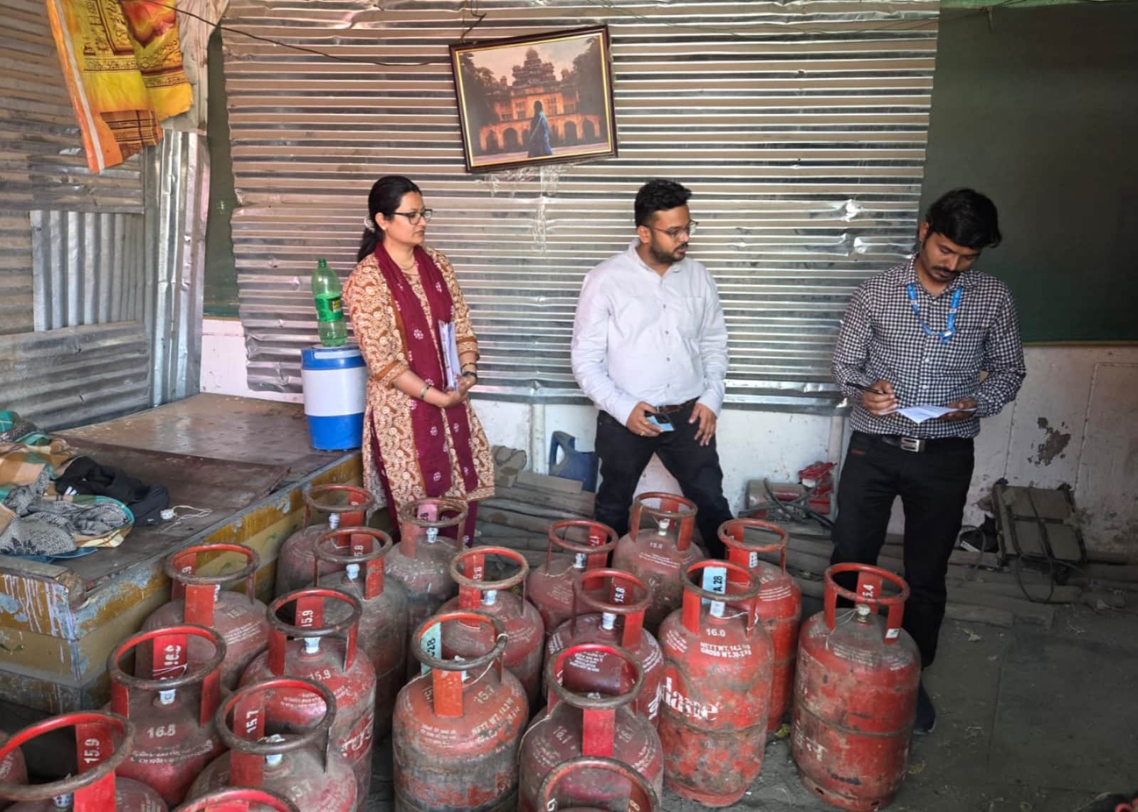 अवैध गैस गोडाउन पर छापा।