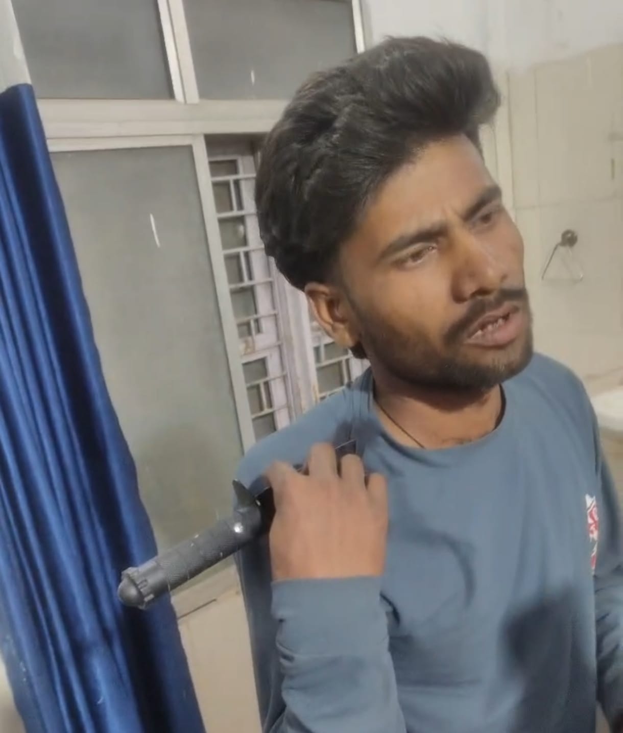 घायल बहादुर लोधी के कंधे पर चाकू लगा हुआ तस्वीर में।