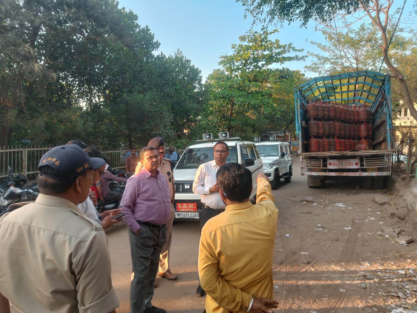 पकड़ी गई सिलिंडर से भरी गाड़ी