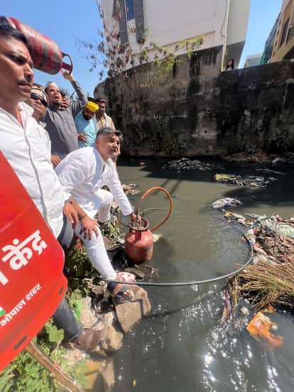 LPG Crisis: Youth Congress Stages Unique Protest Over Gas Shortage in Bhopal; Leaders 'Fill' Gas from a Drain,