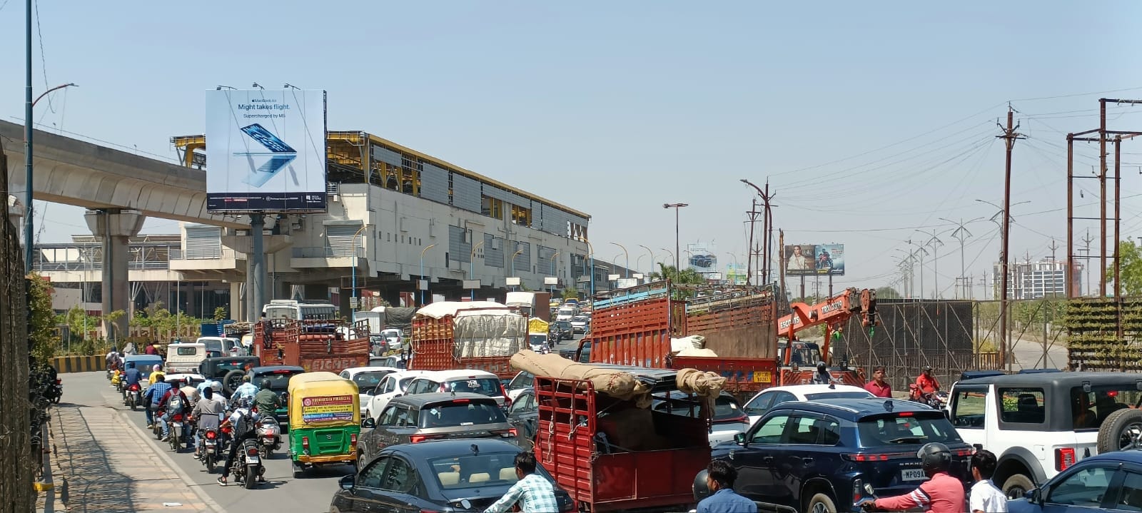 ब्रिज पर बिगड़े ट्रक के कारण लगा जाम।