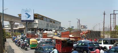Indore: Truck breaks down on bridge in Indore, traffic jam for one kilometer for two hours