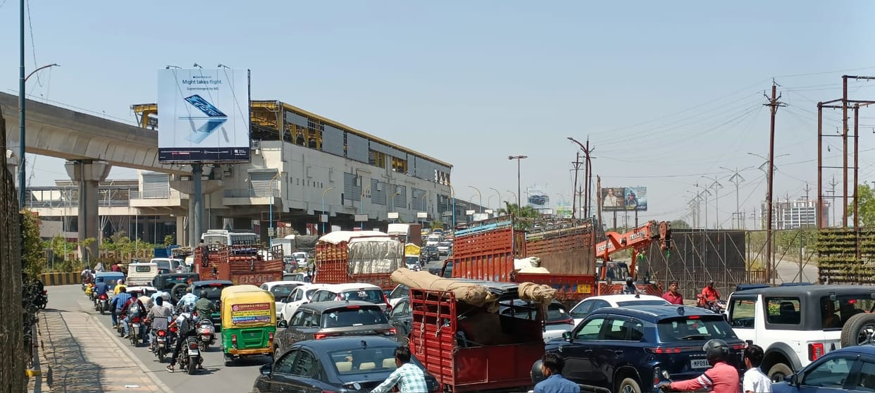 Indore: Truck breaks down on bridge in Indore, traffic jam for one kilometer for two hours