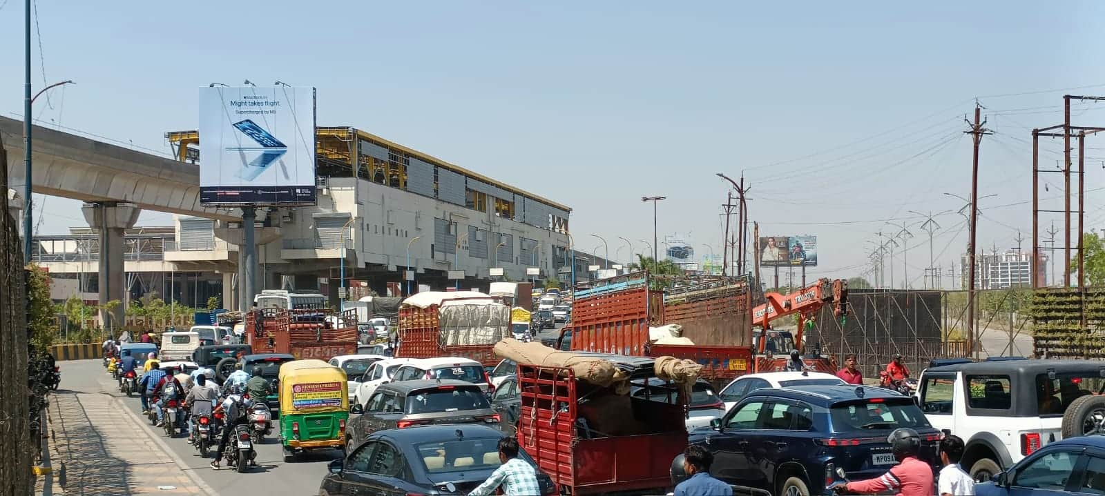 ब्रिज पर बिगड़े ट्रक के कारण लगा जाम।