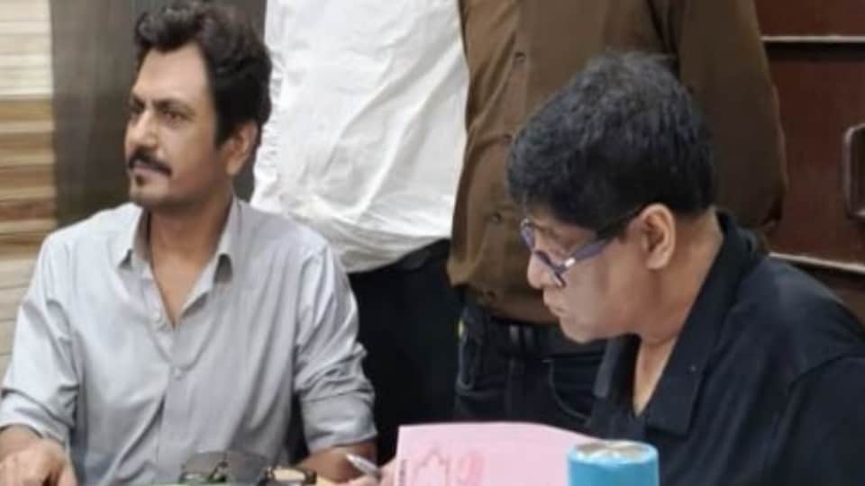 बुढ़ाना में उप निबंधक कार्यालय में कागजात पर हस्ताक्षर करते वॉलीवुड अभिनेता नवाजुद्दीन सिद्दीकी।