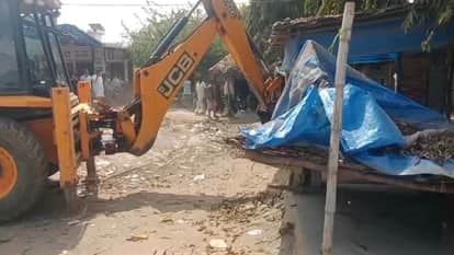 temporary shops demolished outside the Transport Department by Bulldozer in Bareilly