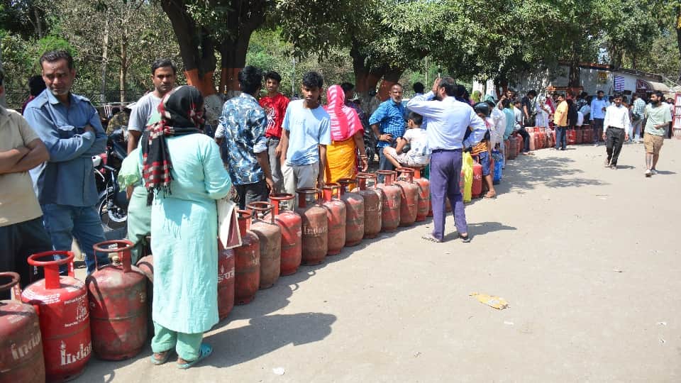 LPG Crisis Black marketing in Tricity commercial cylinder supplies halted parties in hotels suspended