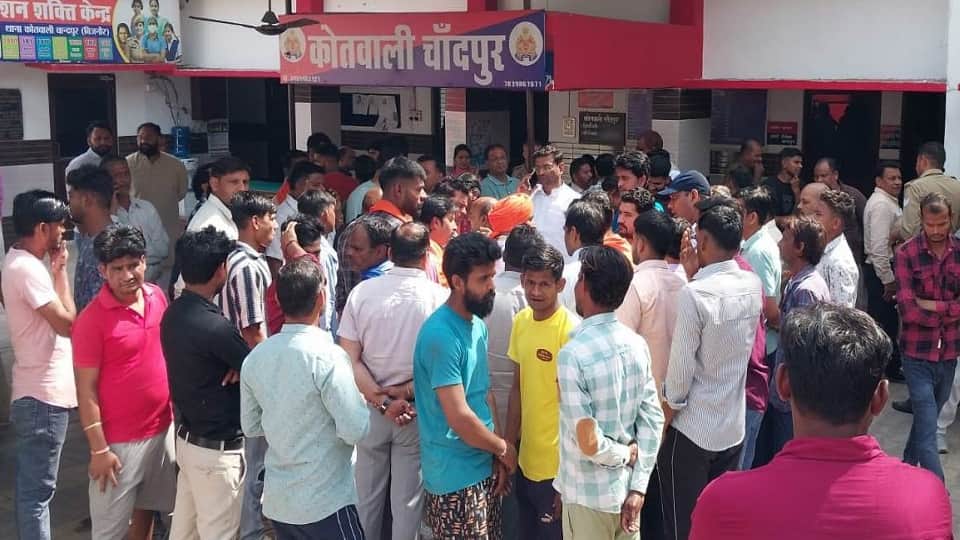 छात्राओं की बरामदगी की मांग को लेकर थाने पर जमा लोग।