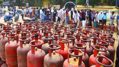 Lucknow: People are crying for gas cylinders, those responsible for supply are sleeping.