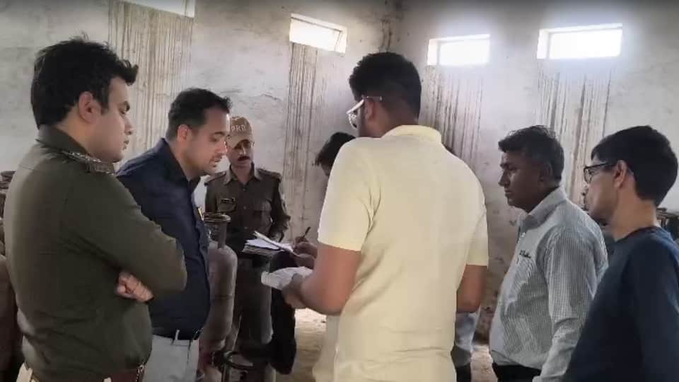 गैस चोरी करते पकड़ा