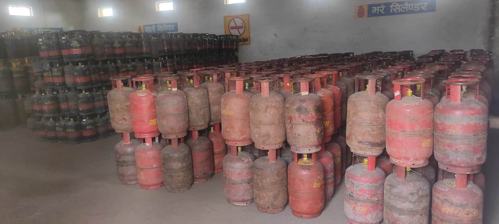 गैस गोदाम पर रखे सिलिंडर