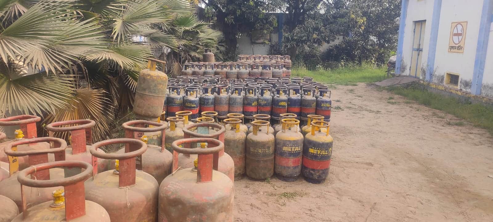 गैस गोदाम पर रखे सिलिंडर