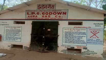 LPG Consumers Wait for Hours Despite DAC Code as Gas Godowns Remain Closed in Agra