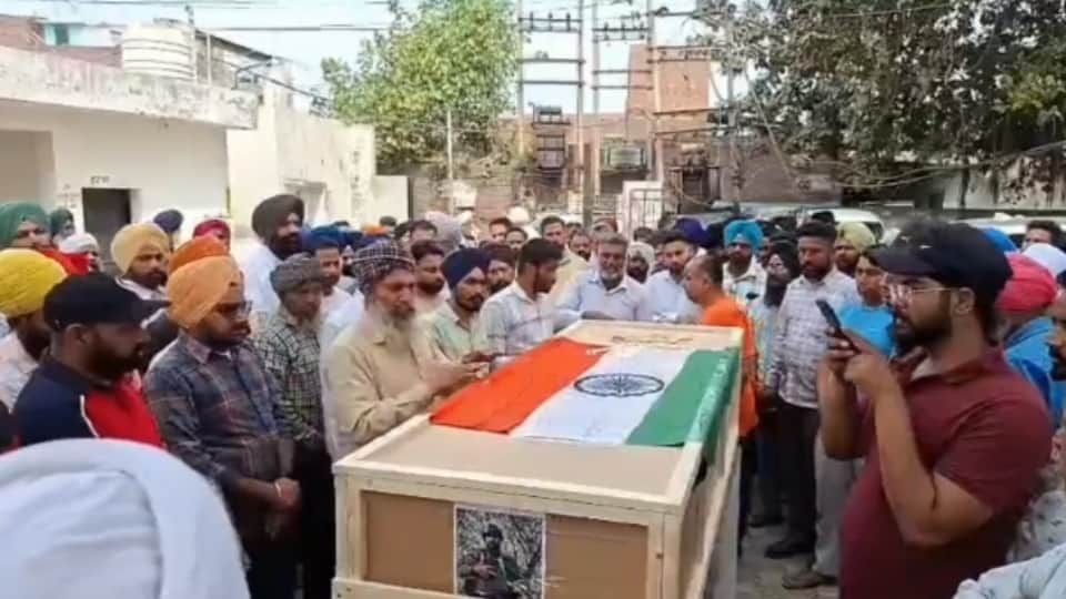 गांव पहुंचा सिमरजीत का शव।