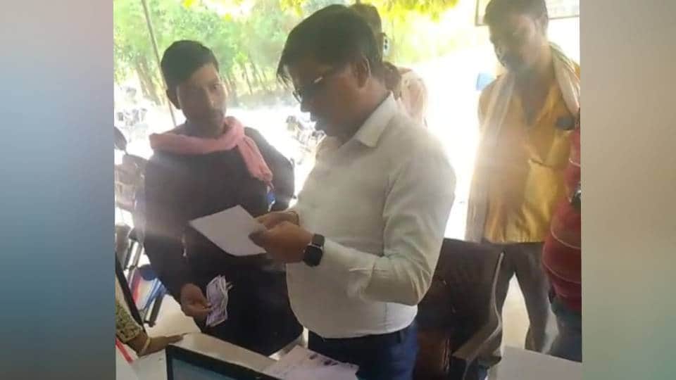 घूस लेते लेखपाल