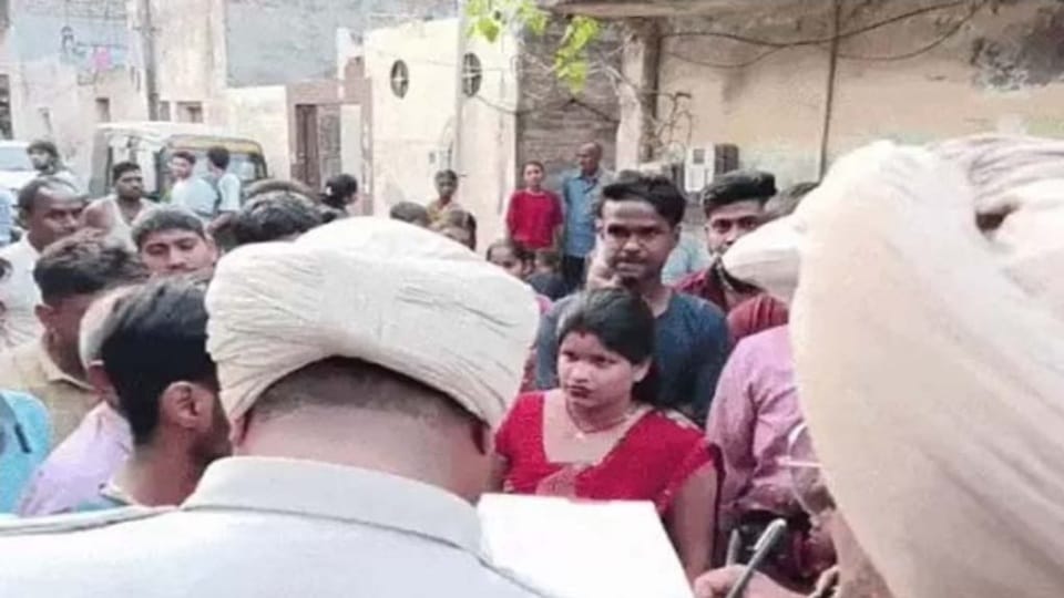 घटनास्थल पर पहुंची पुलिस।