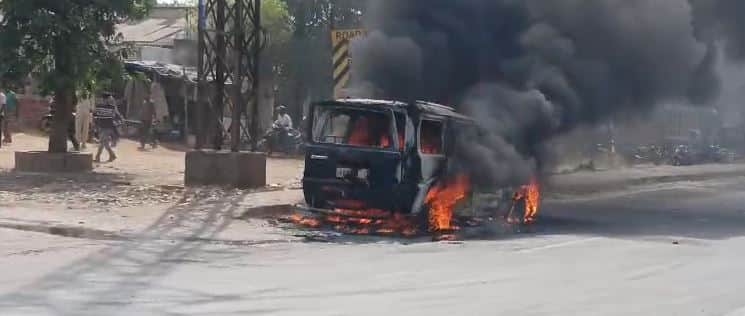 हाईवे पर कार में लगी आग