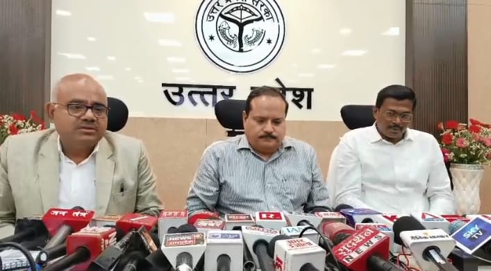 Kanpur Voters to be allowed to carry mobile phones up to polling booths Navdeep Rinwa conducts review