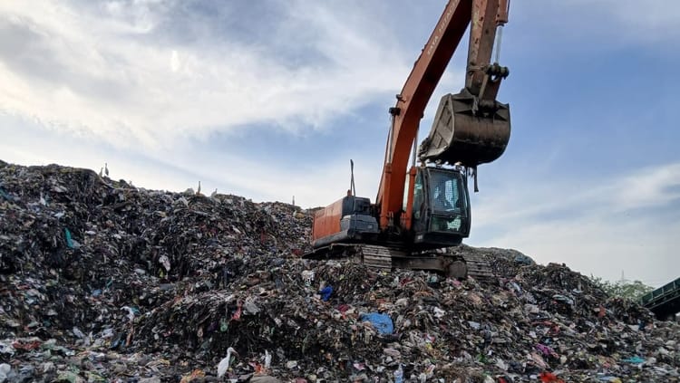 ओखला लैंडफिल का काला सच: राजधानी के जहरीले पहाड़ पर रोजगार की कीमत बनी बीमारी, मजदूरों पर चौंकाने वाला शोध