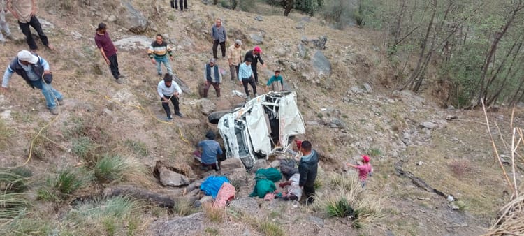 बागेश्वर में दर्दनाक हादसा: कपकोट के रिखाड़ी बैंड में खाई में गिरी बोलेरो, दो महिलाओं की मौत