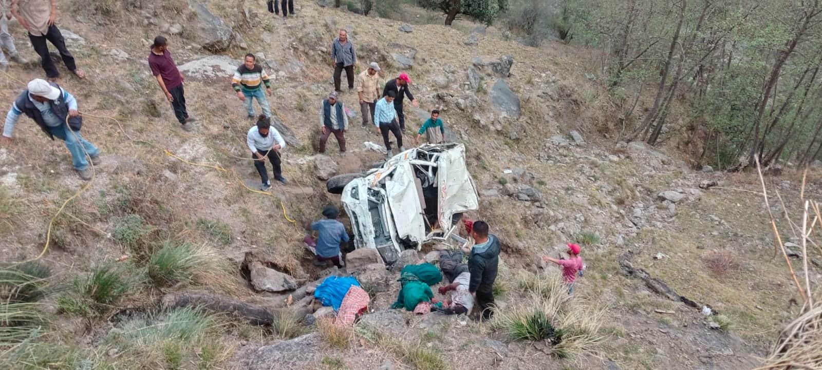 खाई में गिरी बोलेरो