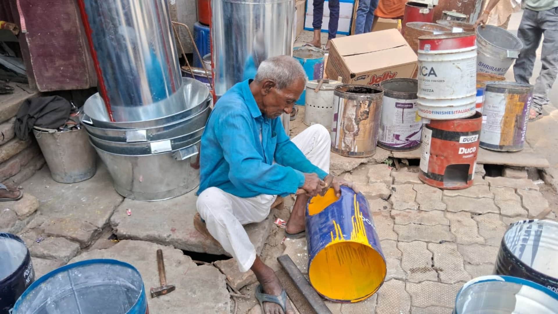 LPG Crisis Shortage of Gas Cylinders Boosts Demand for Traditional Stoves in Muzaffarpur Buyers Flock to Shops