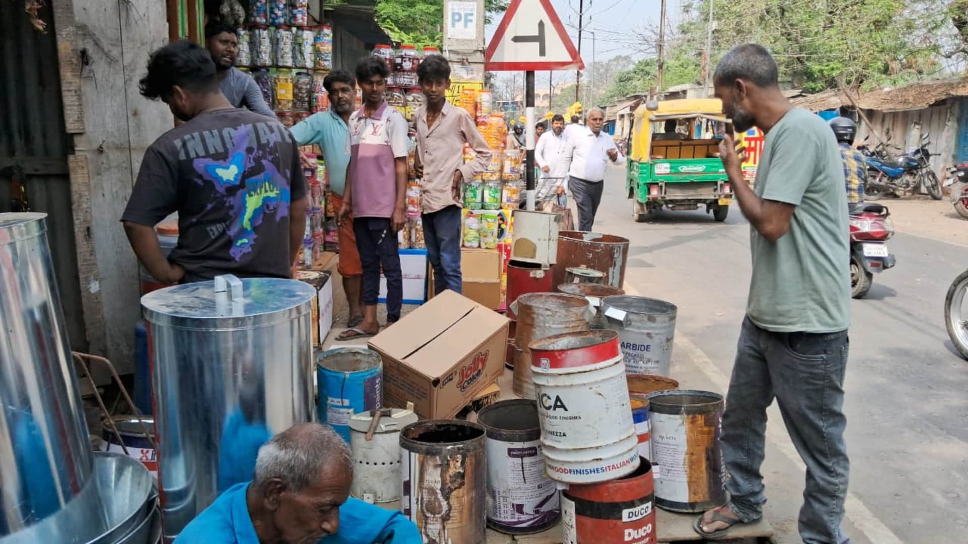 LPG Crisis Shortage of Gas Cylinders Boosts Demand for Traditional Stoves in Muzaffarpur Buyers Flock to Shops