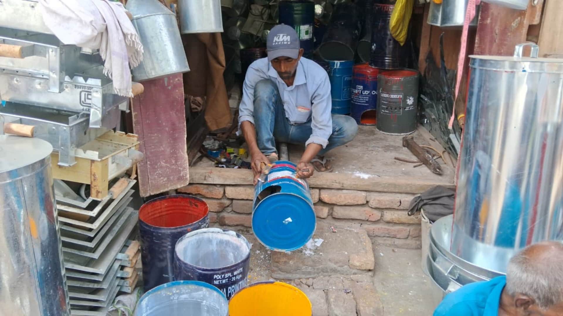 LPG Crisis Shortage of Gas Cylinders Boosts Demand for Traditional Stoves in Muzaffarpur Buyers Flock to Shops