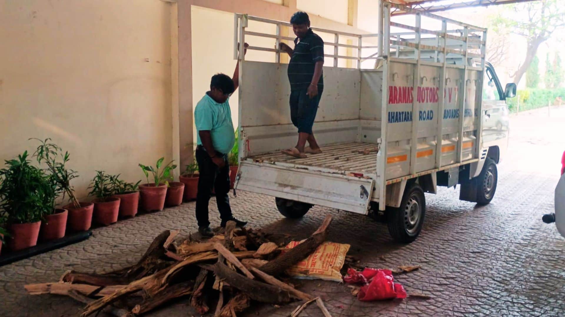 LPG Cylinder Gas Crisis in Varanasi Food cooked over open fires in hotels monasteries community kitchens