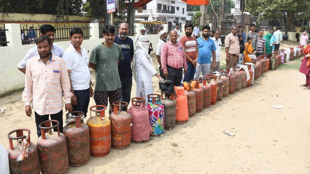 LPG shortage threatens Delhis street food 40 percentage dhaba closed food prices rise up to 20 percentage