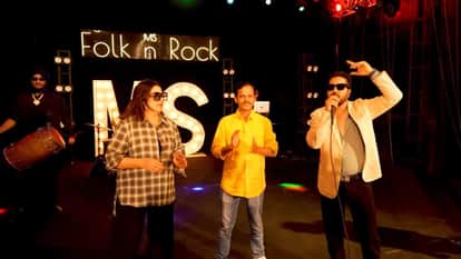 mika singh was singing kirtan in gurudwara sis with farah khan