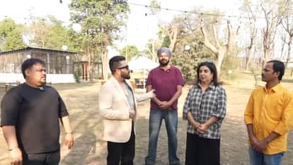 mika singh was singing kirtan in gurudwara sis with farah khan