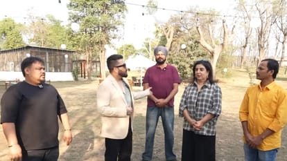 mika singh was singing kirtan in gurudwara sis with farah khan
