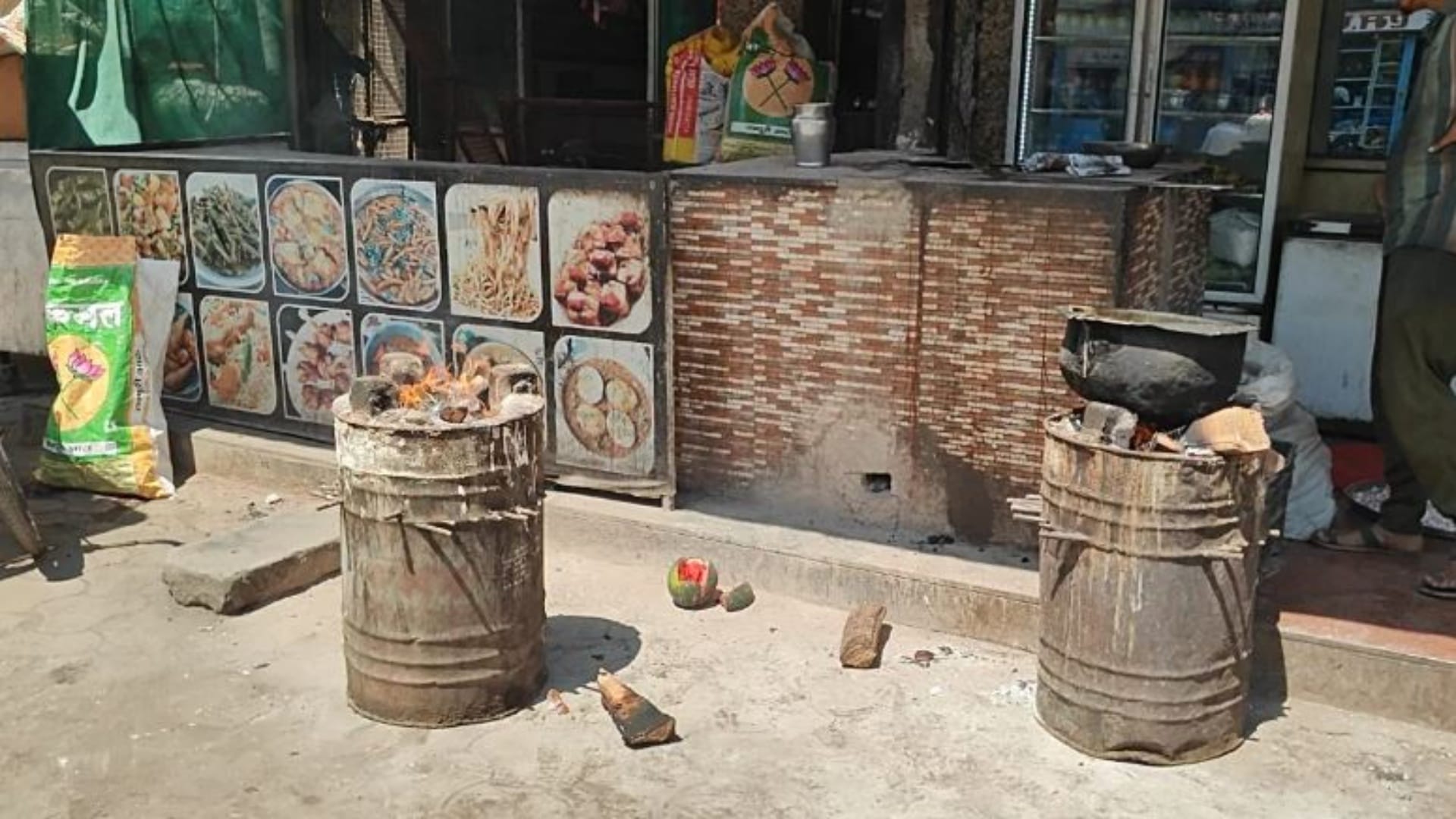 गैस संकट से मिठाई कारोबार प्रभावित, कोयले की भट्टियों पर बन रहा सामान