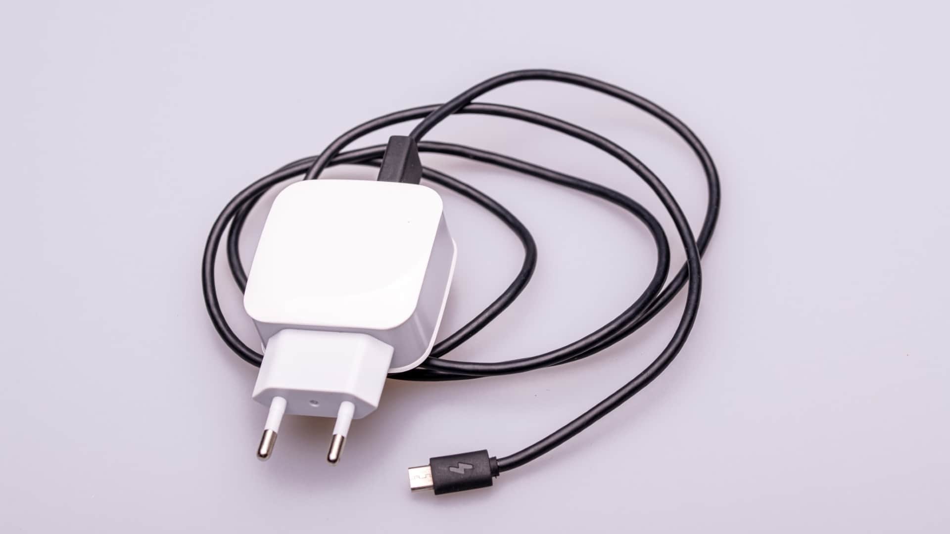 side effect of using cover on mobile charger in hindi kya charger par cover lagana chahiye