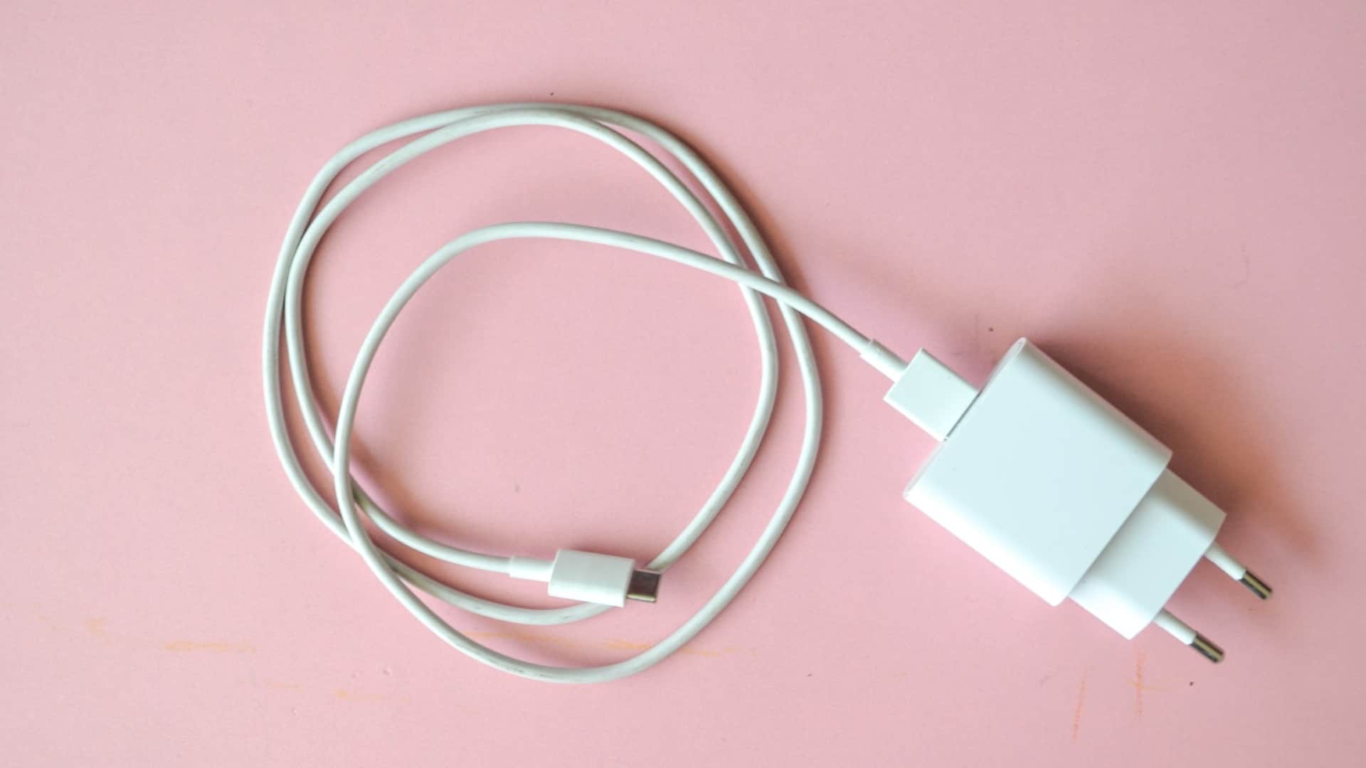 side effect of using cover on mobile charger in hindi kya charger par cover lagana chahiye