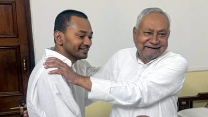 बेटे निशांत कुमार के साथ बिहार के सीएम नीतीश कुमार