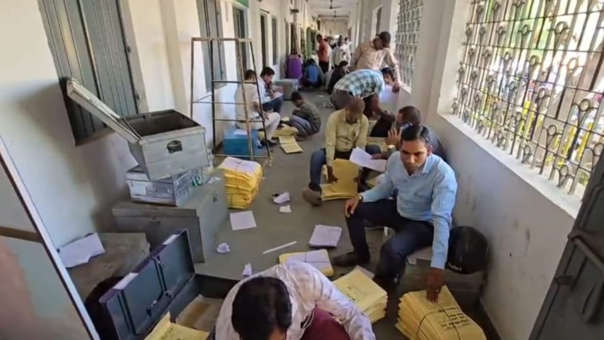 Distribution of materials for examination of classes 5th and 8th in Rajnandgaon